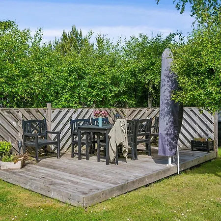 Family-friendly With Hot Tub And Guest Annex Near The Coast Ferienhaus