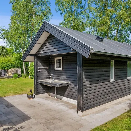 Family-friendly With Hot Tub And Guest Annex Near The Coast *