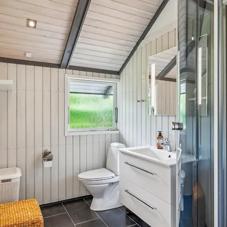 Family-friendly With Hot Tub And Guest Annex Near The Coast