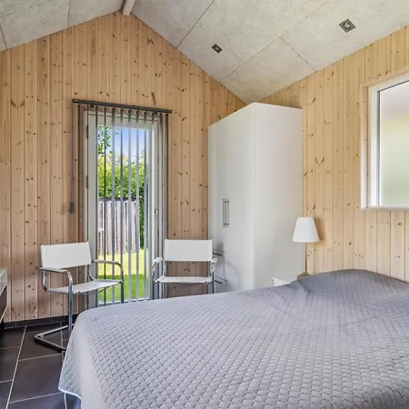 Family-friendly With Hot Tub And Guest Annex Near The Coast *