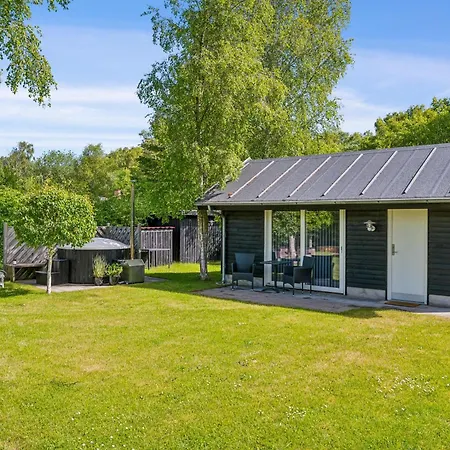 Family-friendly With Hot Tub And Guest Annex Near The Coast