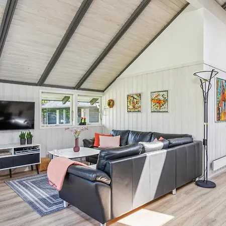 Family-friendly With Hot Tub And Guest Annex Near The Coast